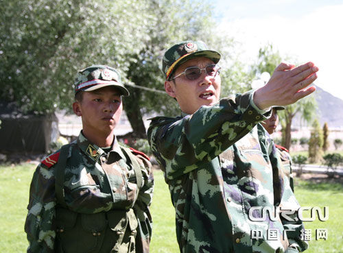 郭毅力在拉薩支隊執(zhí)勤點檢查執(zhí)勤情況 郭毅力在拉薩支隊執(zhí)勤點檢查執(zhí)勤情況