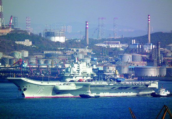 遼寧艦進入大連港口 遼寧艦進入大連港口