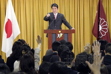 12月17日，日本自民黨總裁安倍晉三17日在黨總部會(huì)見(jiàn)記者，表示考慮與日本維新會(huì)和眾人之黨攜手修改憲法。
