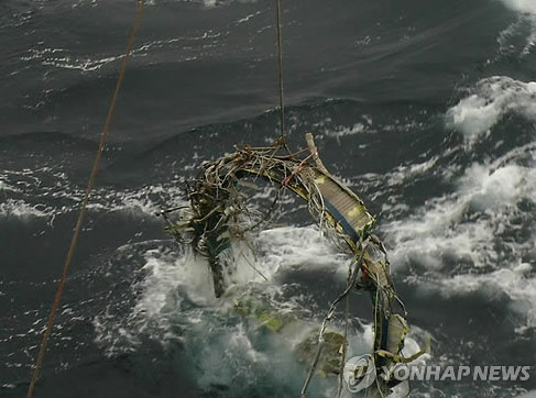 韓國防部23日表示，于本月21日又打撈了三塊朝鮮遠(yuǎn)程火箭“銀河3”號(hào)的殘骸，打撈地點(diǎn)在之前打撈一級(jí)火箭氧化劑桶附近1-2公里海域內(nèi)。（圖片來源：韓聯(lián)社）
