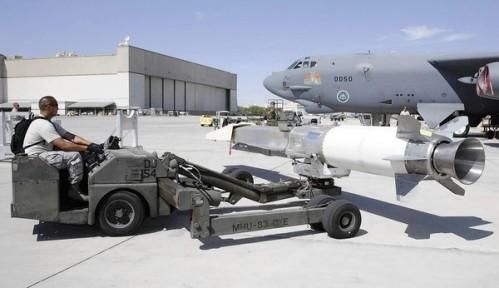 資料圖：美軍嘗試將“X-51 Wave Rider”飛行器掛在一架“B-52”轟炸機(jī)下，發(fā)射升空。