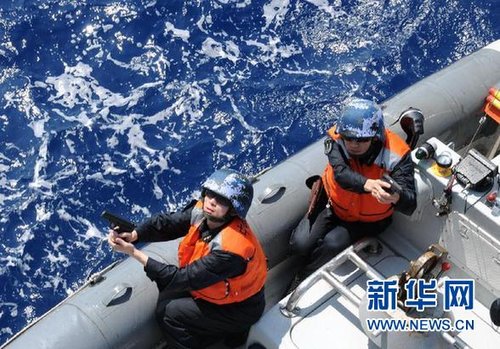 　3月28日，十余名臨檢拿捕隊(duì)員乘小艇駛至模擬可疑商船下方水面。