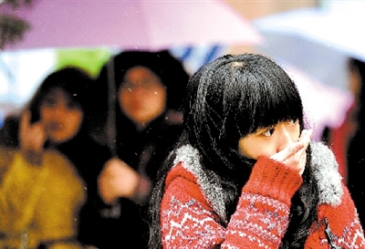 大學(xué)路附近，一位美女冷得縮起脖子。 晚報(bào)記者 馬健 圖