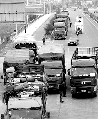 排隊(duì)等待天黑過(guò)橋的大貨車