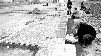 端午路正在鋪設人行道道磚，進行工程收尾。