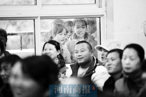 家長(zhǎng)課堂上，孩子們趴在窗戶上圍觀