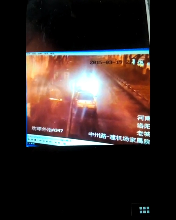 洛陽中州路深夜三輛轎車爭(zhēng)相“接吻”