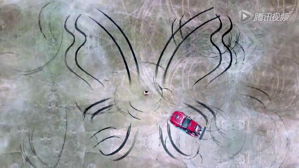 真人版“藤原拓?！崩@美女飄移輪印畫蝴蝶