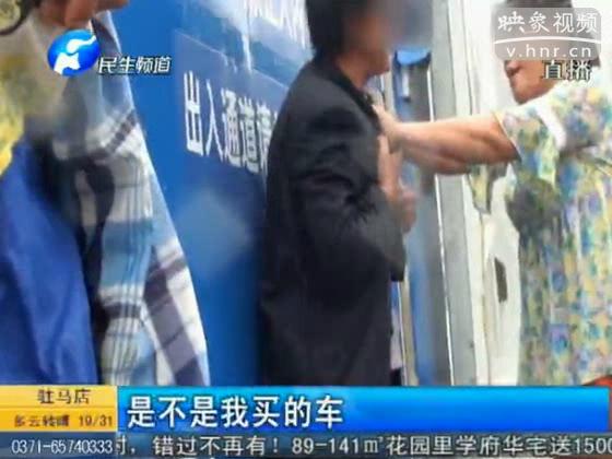 夫妻車?；▓@路中央 棄車去打架