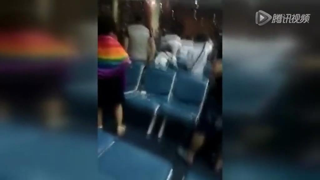 實(shí)拍中國游客大鬧曼谷機(jī)場 現(xiàn)場高唱中國國歌