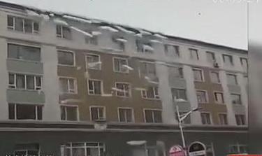 壯觀！樓房變冰雕瀑布