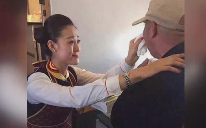 贊！空姐跪地喂河南老人吃飯