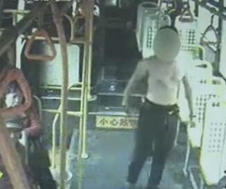 上車光膀子 這是要干啥？