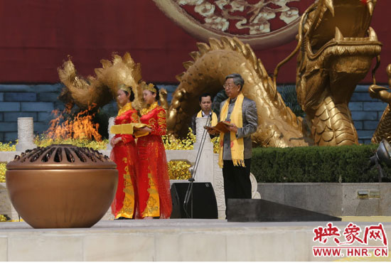 中華炎黃文化研究會(huì)會(huì)長許嘉璐宣讀拜祖大典拜祭文。映象網(wǎng)記者 邵恰 攝