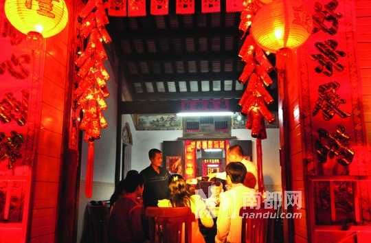 　　?？谌税殉Φ哪暌癸埛Q(chēng)為“吃圍爐”。