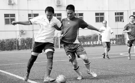 為了爭(zhēng)奪小組頭名，天行健和領(lǐng)航置業(yè)踢得異常激烈