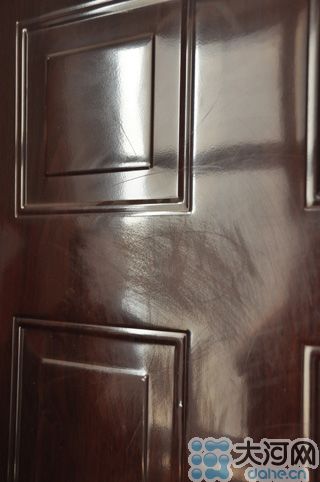 　雖然王先生用砂紙打磨過，但是“奠字”仍依稀可見