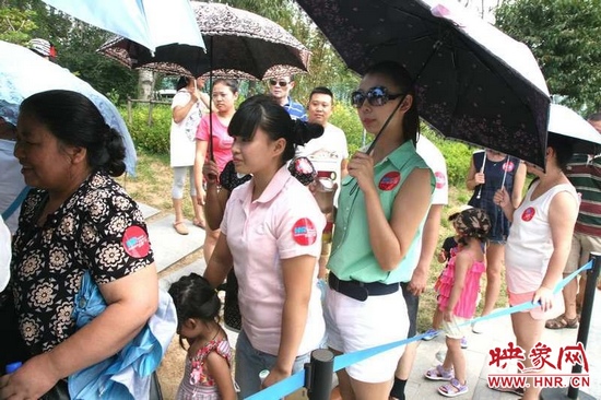 佩戴信息廣播臂貼的聽眾們在排隊等候坐帆船。