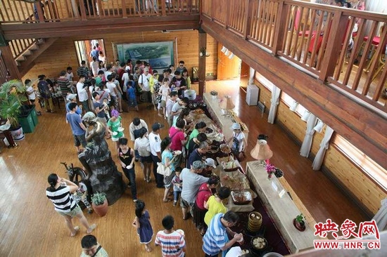 聽眾們在木屋會所享用免費自助餐。