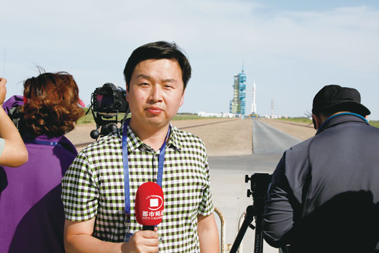 劉瑞鋒回憶，從“神舟十號”在視線中出現(xiàn)到消失的兩分鐘內(nèi)，他們的兩臺攝像機(jī)、一臺照相機(jī)就在不停地拍、拍