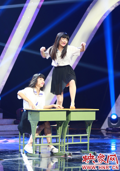 俏皮小女生展現(xiàn)“蛇精病之美” 俏皮小女生展現(xiàn)“蛇精病之美”