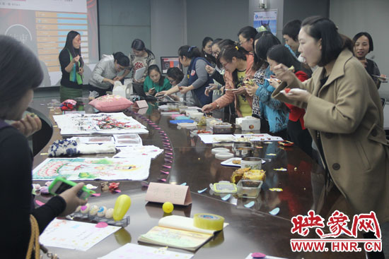 比賽現(xiàn)場(chǎng)熱鬧非凡，各位女神競(jìng)相展示自己的作品