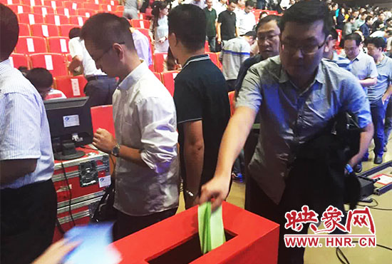 專家、評(píng)委、全局干部職工代表現(xiàn)場(chǎng)投票。