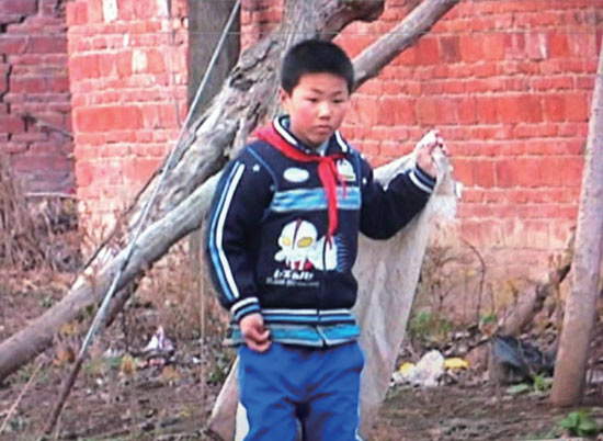 有時(shí)候，浩浩會(huì)拿著蛇皮袋撿些垃圾賣錢視 頻截圖