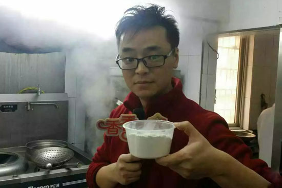 小飛手里端的是什么材料? 小飛手里端的是什么材料?