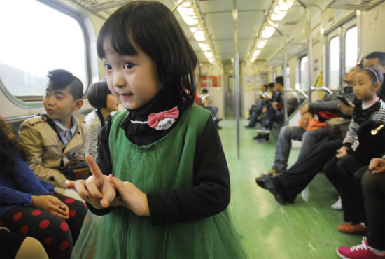 開(kāi)往花蓮火車上，“戲曲小精靈”張楚怡練嗓