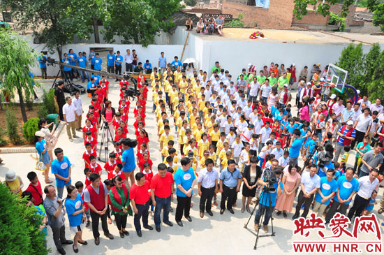 新農(nóng)村頻道為代窯小學發(fā)起的“讓愛綻放”公益援建活動現(xiàn)場