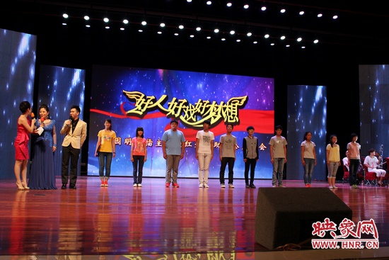 受到捐助的十名貧困大學(xué)新生 受到捐助的十名貧困大學(xué)新生