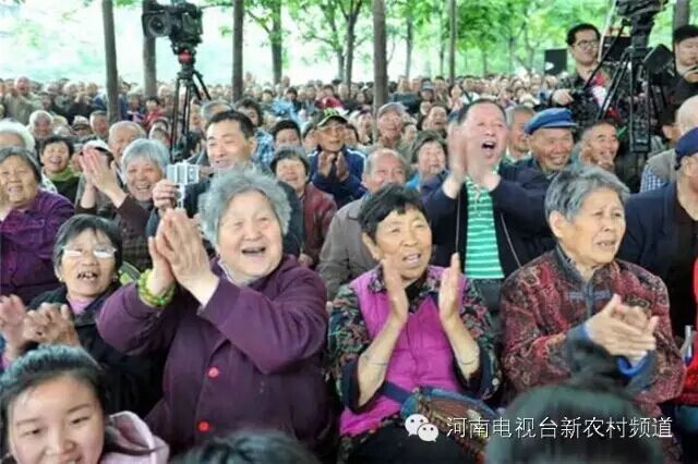 藝術(shù)家賣力演出，觀眾高聲叫好