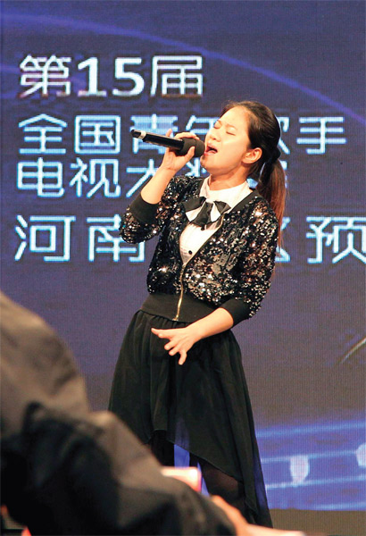 選手們演唱很賣力，要把最好的一面展現(xiàn)給評委