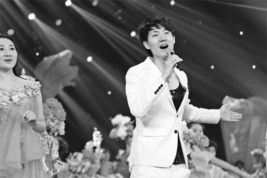 在青歌賽頒獎(jiǎng)盛典上，王晰的超炫男低音再次引爆全場(chǎng)