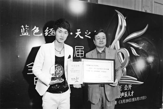 王晰領(lǐng)取流行組冠軍獎(jiǎng)，河南電視臺(tái)藝術(shù)總監(jiān)李暄代表河南電視臺(tái)領(lǐng)取第15屆青歌賽團(tuán)體獎(jiǎng)