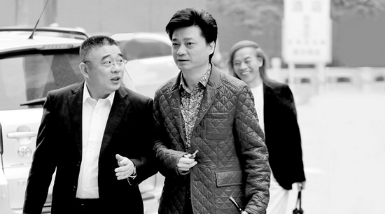 錢文忠（左）、小崔、蔡志忠（后）三位大咖步入錄制現(xiàn)場(chǎng)