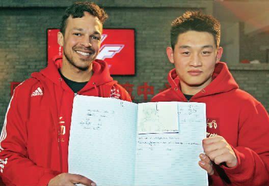 　　約瑟夫手繪了每個(gè)選手的肖像，認(rèn)認(rèn)真真地用字母拼寫出選手的中文名字附注?！翱?，這個(gè)是鄭召玉喲”