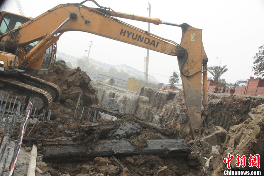 工地挖出神秘寶劍 工地挖出神秘寶劍