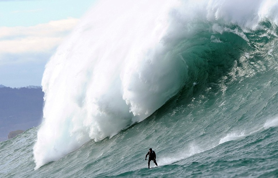 與20米高巨浪嬉戲！神勇弄潮兒沖浪場面超震撼
