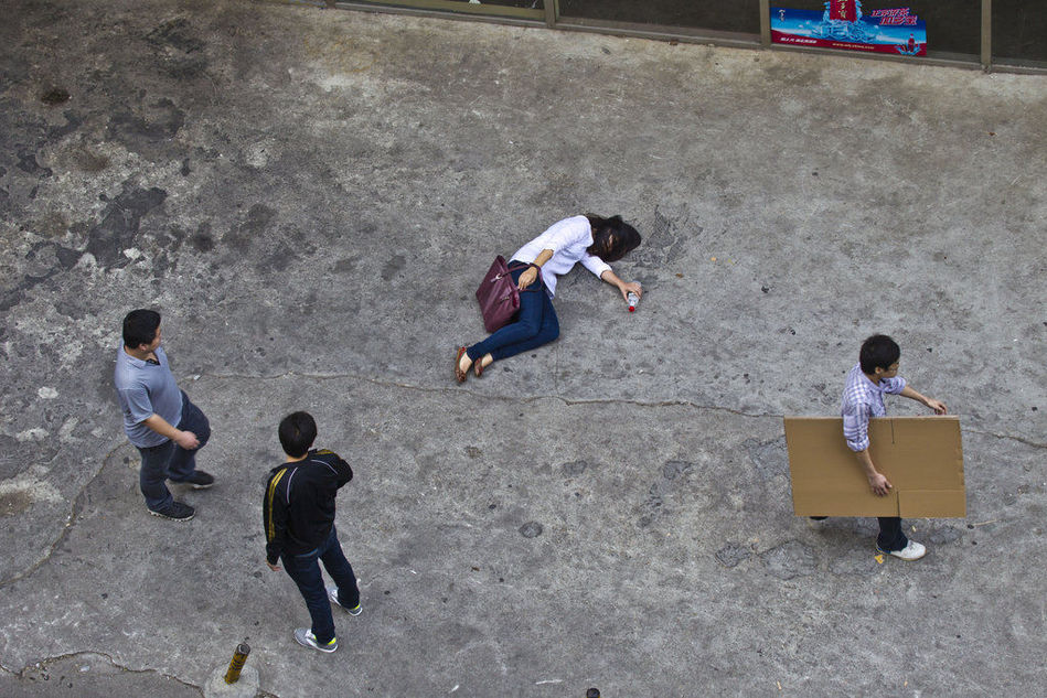 記者“摔倒”測(cè)試深圳人“管不管” 記者“摔倒”測(cè)試深圳人“管不管”