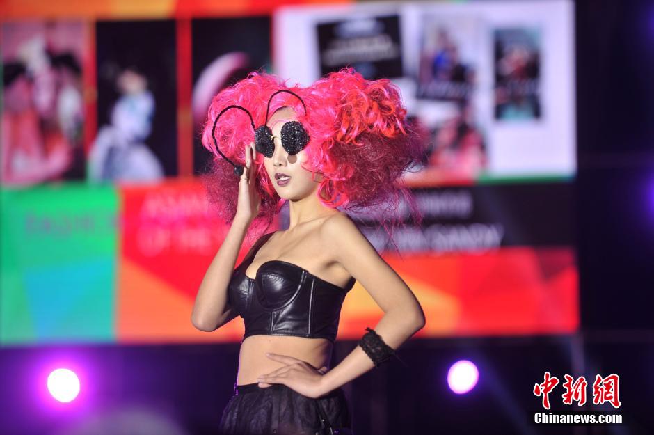 亞洲時(shí)尚界“奧斯卡”頒獎(jiǎng)盛典 靚模T臺(tái)展獲獎(jiǎng)作品 亞洲時(shí)尚界“奧斯卡”頒獎(jiǎng)盛典 靚模T臺(tái)展獲獎(jiǎng)作品