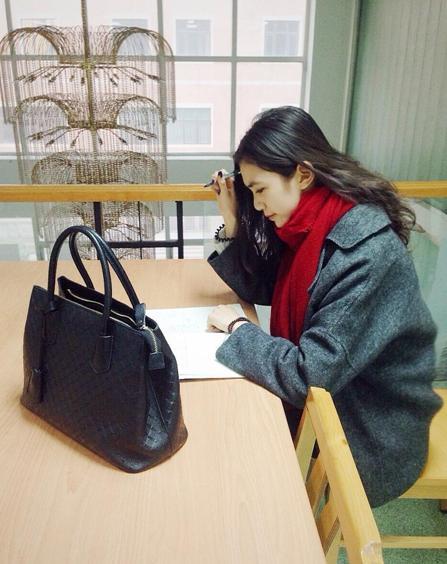 國(guó)戲?；ú排畬W(xué)霸 街拍秀修長(zhǎng)美腿