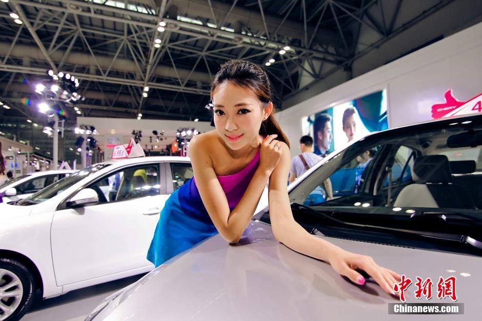 福州國(guó)際車展開幕 眾車?！盃?zhēng)奇斗艷”