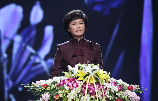 主持人敬一丹。