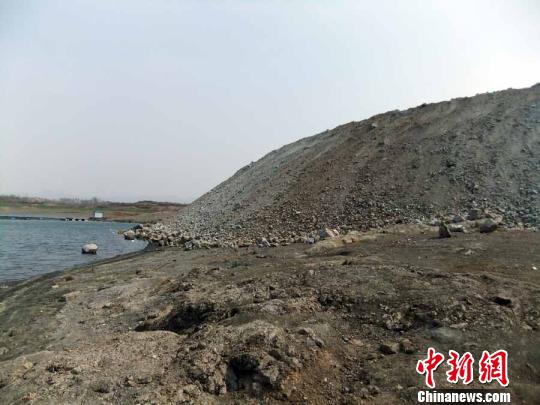 填湖造地，在鴨河水庫非法建設(shè)有越演越烈之勢。吳揚(yáng)　攝