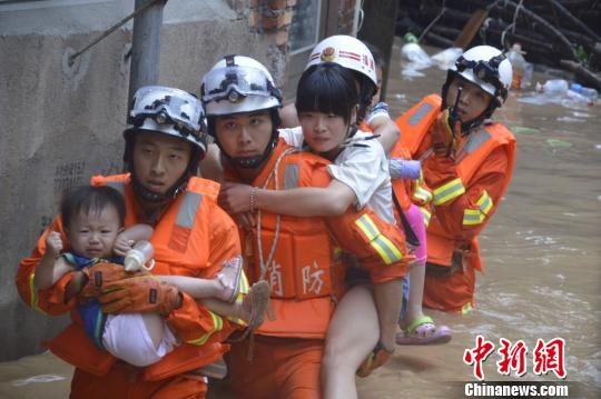 圖為漳平消防大隊涉水轉(zhuǎn)移被困群眾。