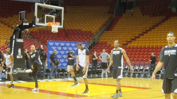 馬刺備戰(zhàn)對(duì)陣熱火的第一場總決賽比賽之前，麥蒂亮相訓(xùn)練場，受到媒體狂熱追捧，在馬刺球員中風(fēng)頭最勁，他也