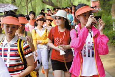 未名湖畔，游人紛紛拍照留念。