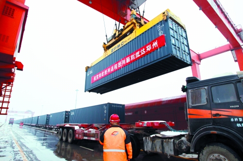 8日,帶回41集裝箱汽車(chē)原配件、動(dòng)車(chē)高鐵鋼板、高檔飲料